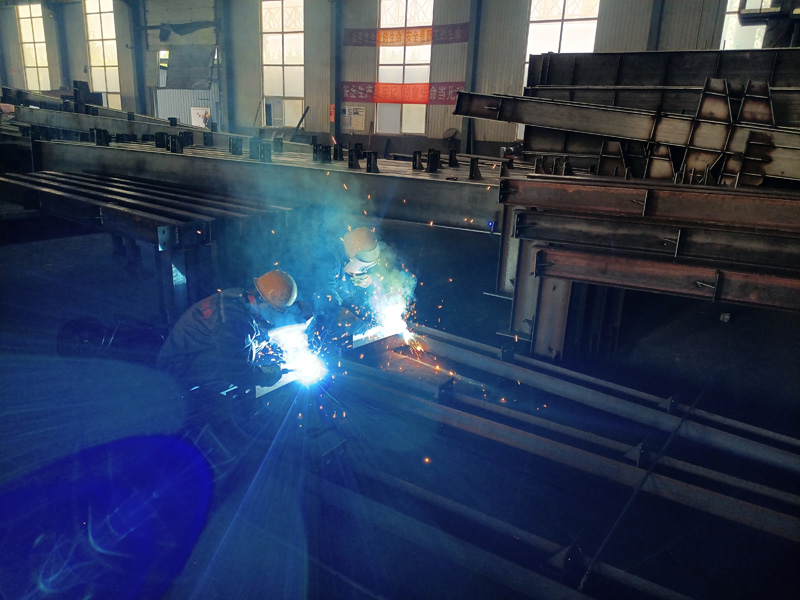 鋼構(gòu)工程 女兒墻構(gòu)件焊接