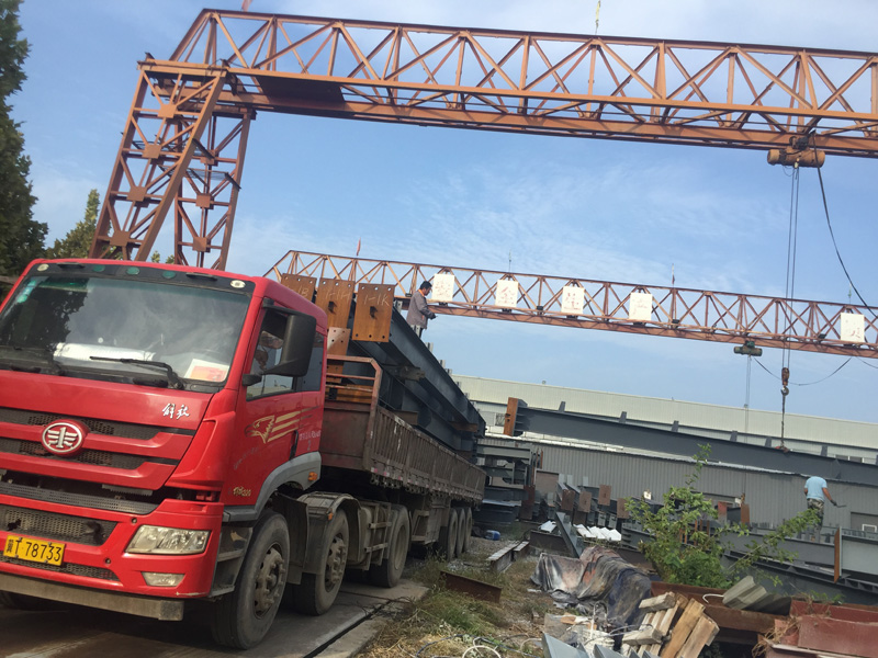 鋼構(gòu)件裝車出庫